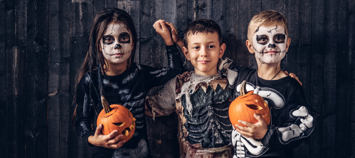 crianças com maquiagem de halloween